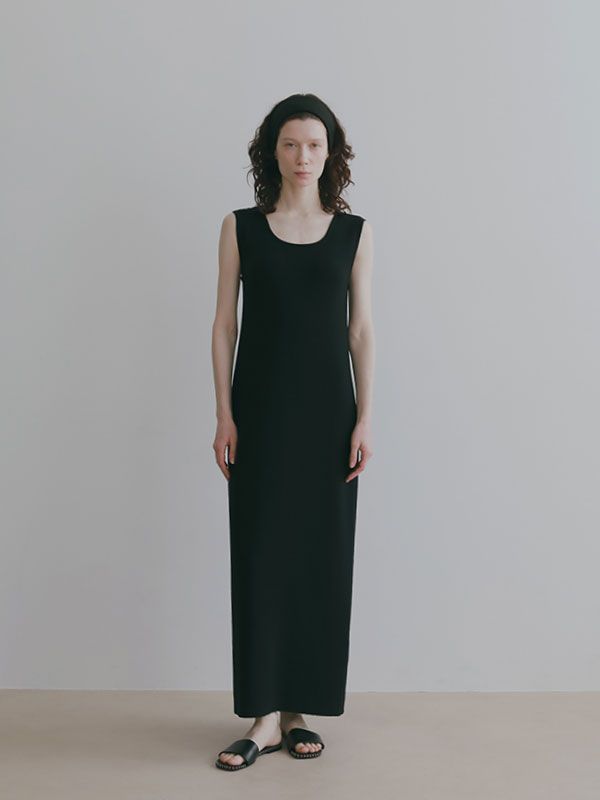 オープンバックスリーブレスニットワンピース（BLACK)