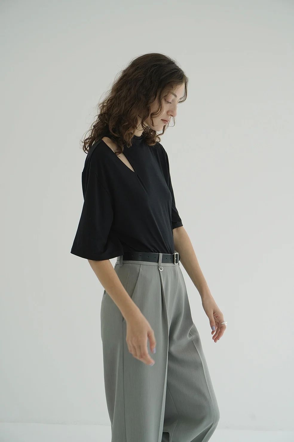 スラッシュネックハーフスリーブトップス - SLASH NECK HALF SLEEVE TOPS- BLACK