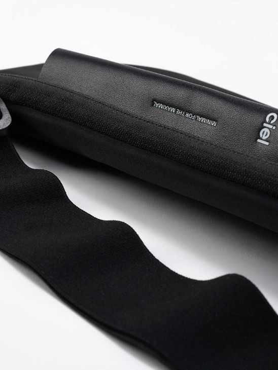 Isarau XS Sleek Black イザラウ XS スリーク ブラック ショルダーバッグ 斜め掛け