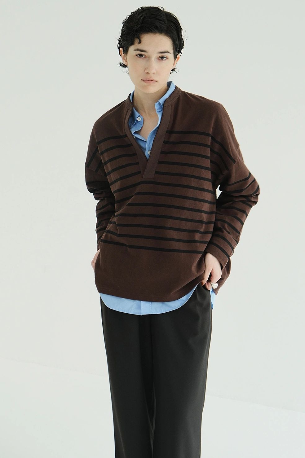 ヘンリーネックデザイントップス - WIDE HENRY NECK BORDER TOPS (BROWN)