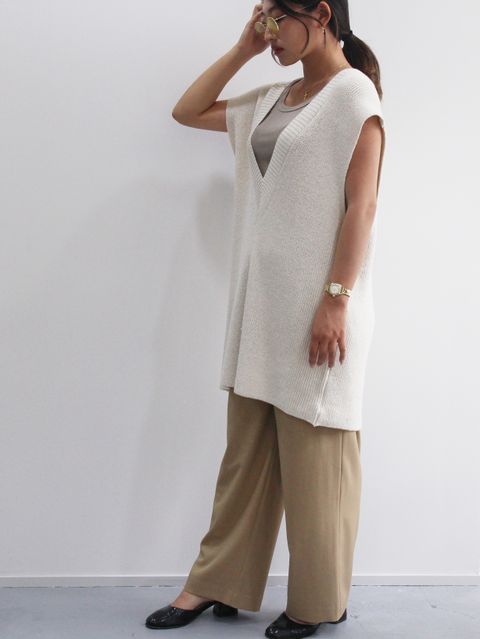 ETRE×CLANE マニッシュな雰囲気のニットベストスタイル
