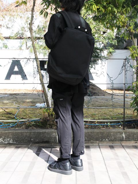 『ジャケット×リュック』 定番スタイルはミニマルなデザインで統一