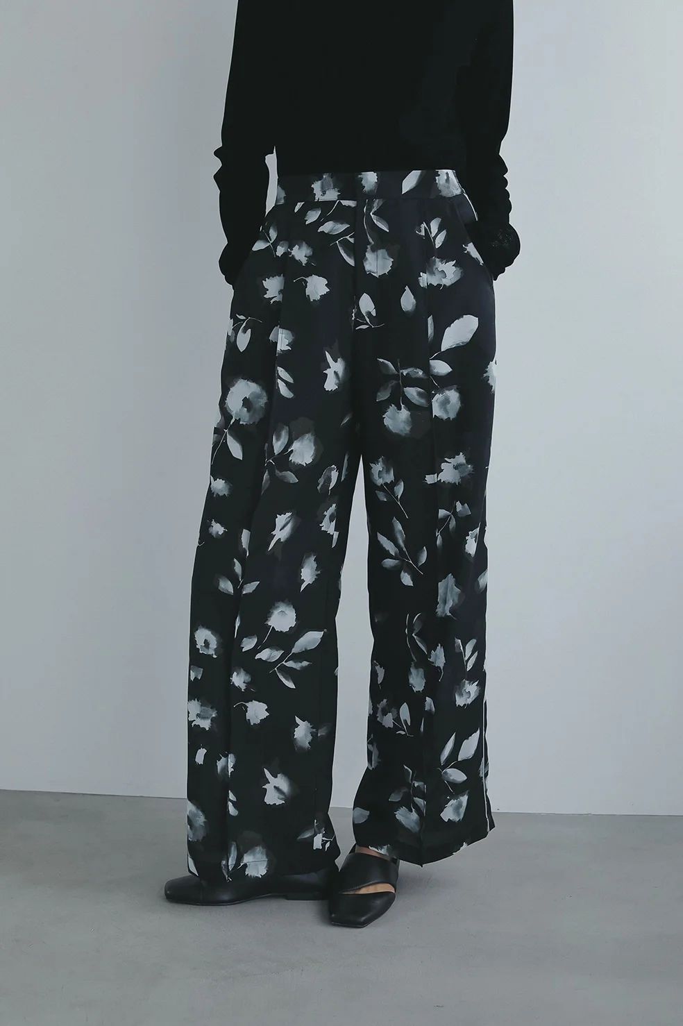 フラワーワイドパンツ - BLURRED FLOWER WIDE PANTS - BLACK