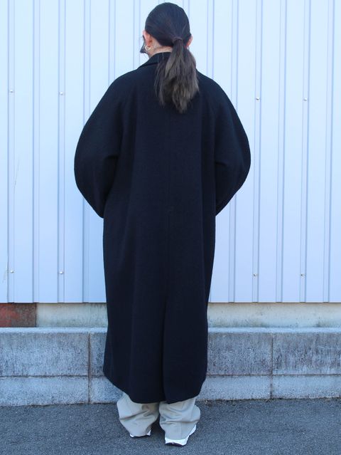 暖かくモードな印象のCLANEの新作コートスタイル