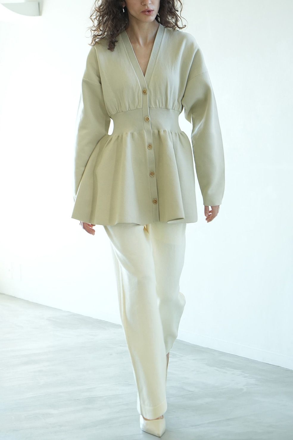 ペプラムニットカーディガン - WAIST SHAPE PEPLUM CARDIGAN - IVORY