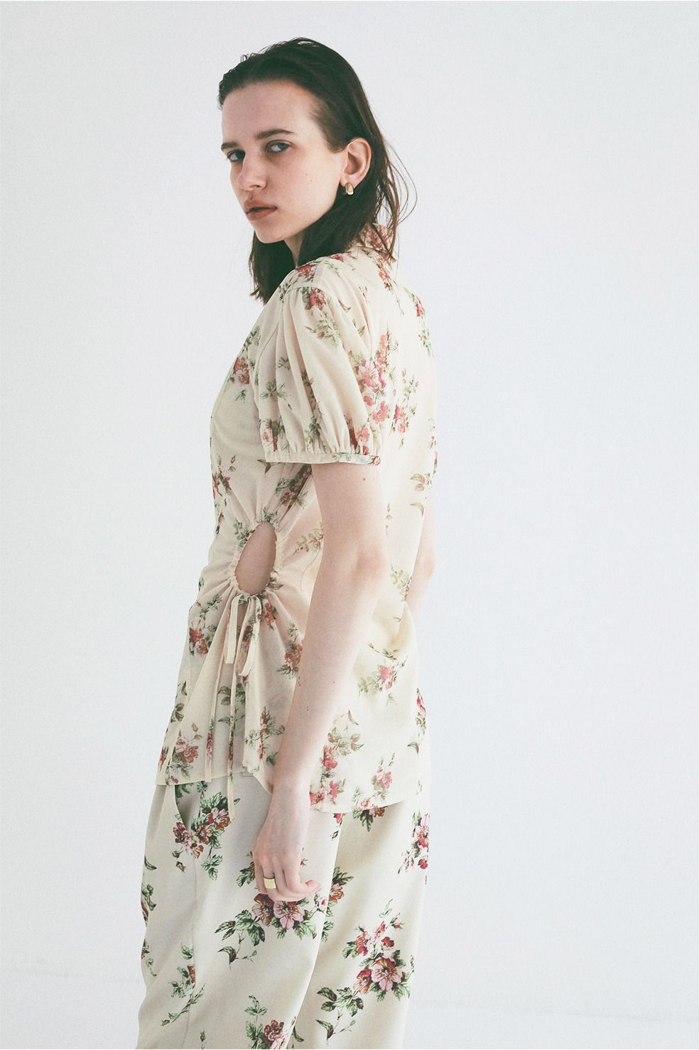 チュールフローラルシャツ - FLOWER SIDE HOLE SHIRTS (BEIGE)