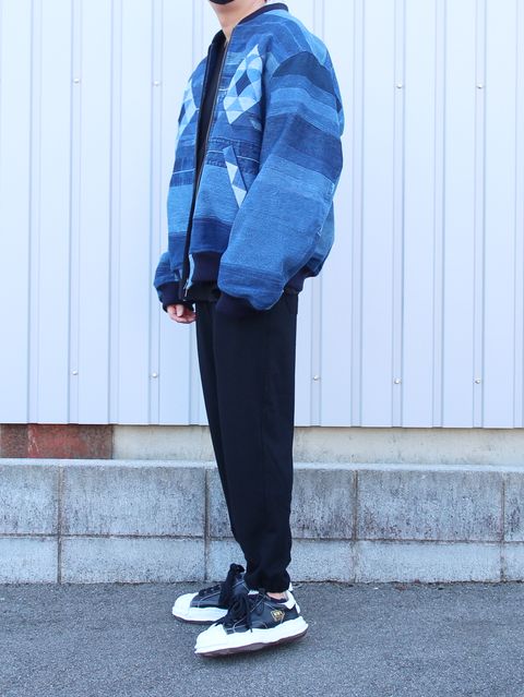 再構築デニムで魅せる大人の余裕｜SEVEN BY SEVEN × MIHARAスニーカー“WAYNE”コーデ