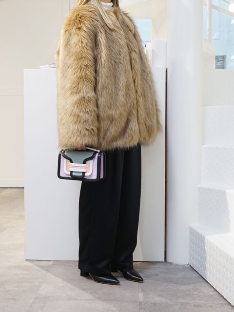 華やかで可愛い CLANEのファーブルゾンコーデ