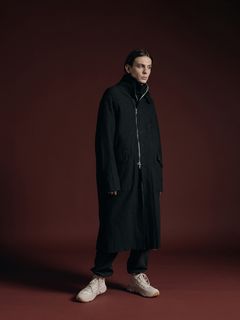 リラックスした着心地、TVAの新作コートスタイル
