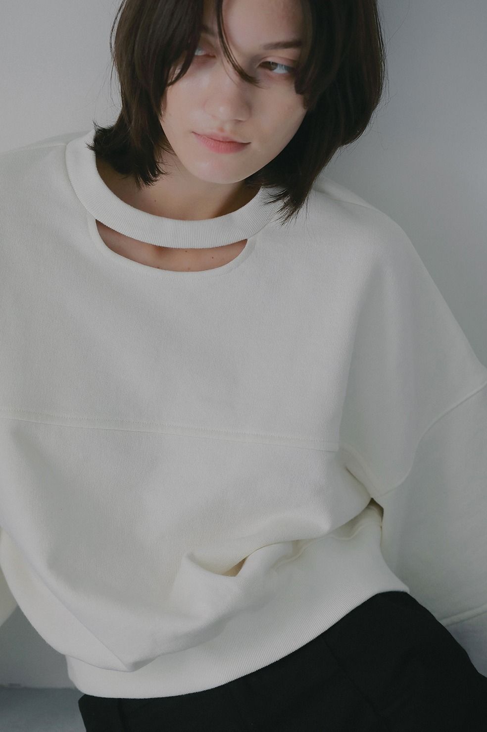 ネックデザインスウェット - MOON SLIT SWEAT TOPS (WHITE)