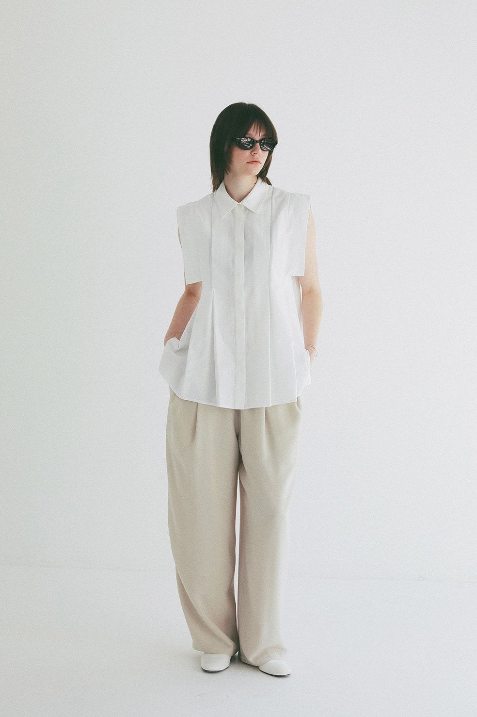パネルプリーツ スクエアスリーブシャツ - PANELL PLEAT SQUARE SLEEVE SHIRTS (WHITE)