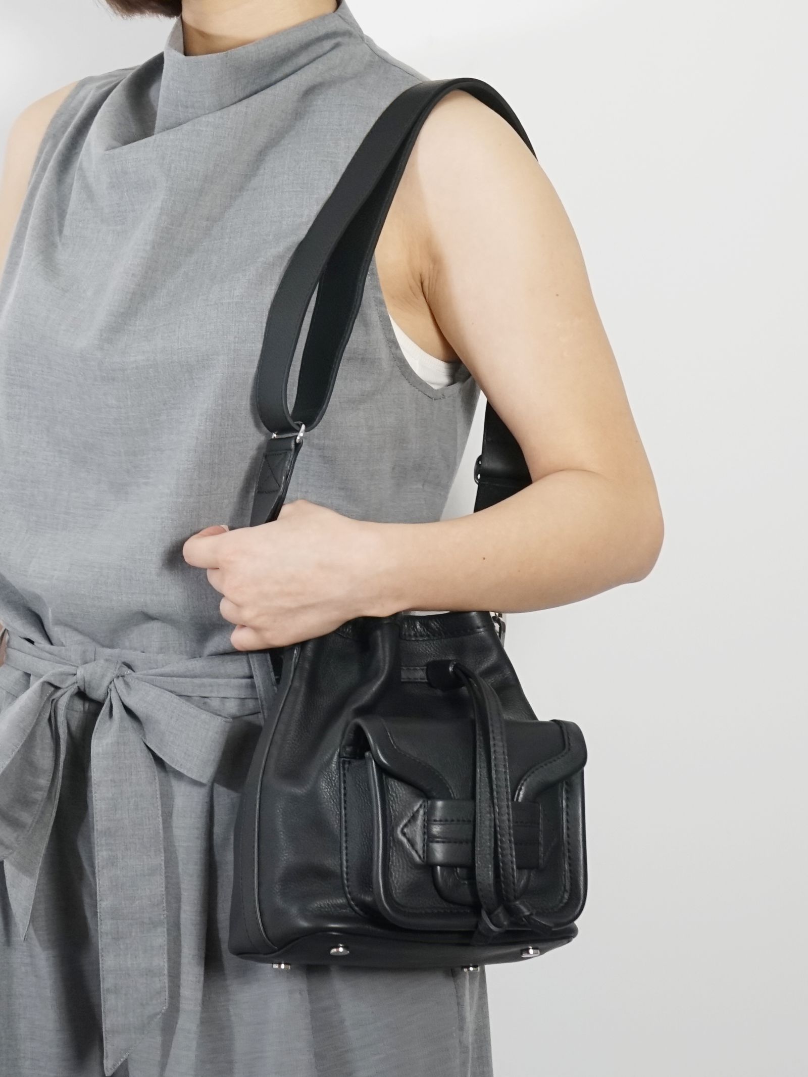 すぐ届く！PIERRE HARDY / アルファデイ バケットハンドバッグ アルファデイ バケットハンドバッグ – PIERRE HARDY ONLINE BOUTIQUE