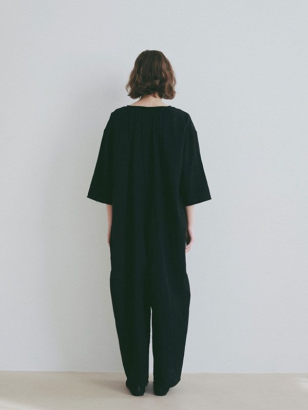 プランジングネックダブルガーゼオールインワンル （BLACK)