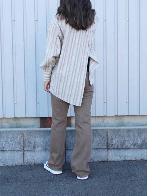 女性らしいスリット入りのトップスはCLANEが気分