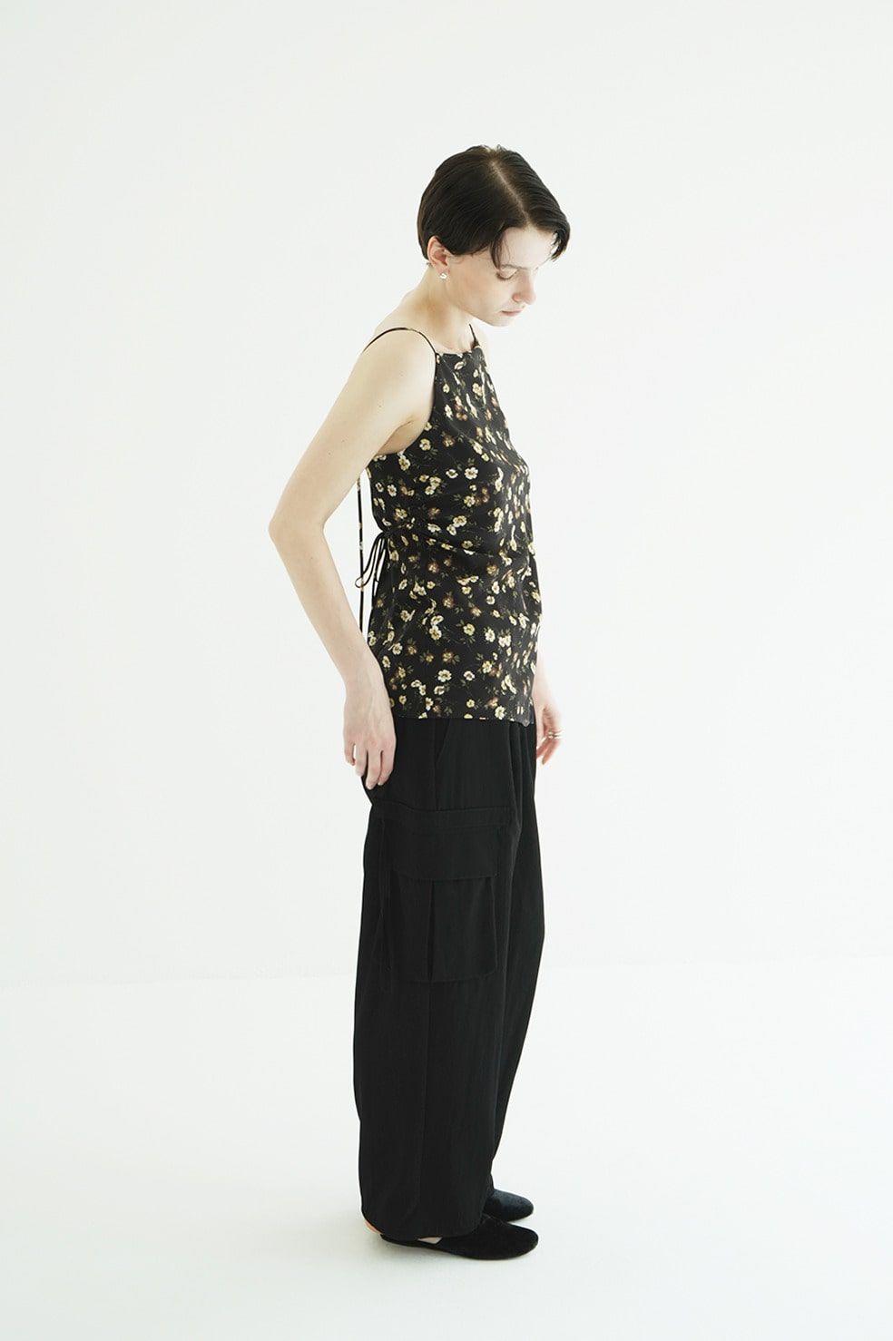 デザインキャミソール。 - MABEL FLOWER DRAPE CAMI TOPS (BLACK)