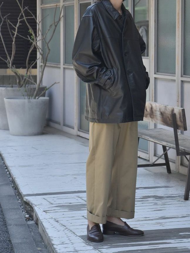 レザー×チノの王道バランス。UNIVERSAL PRODUCTSの新定番コーデ