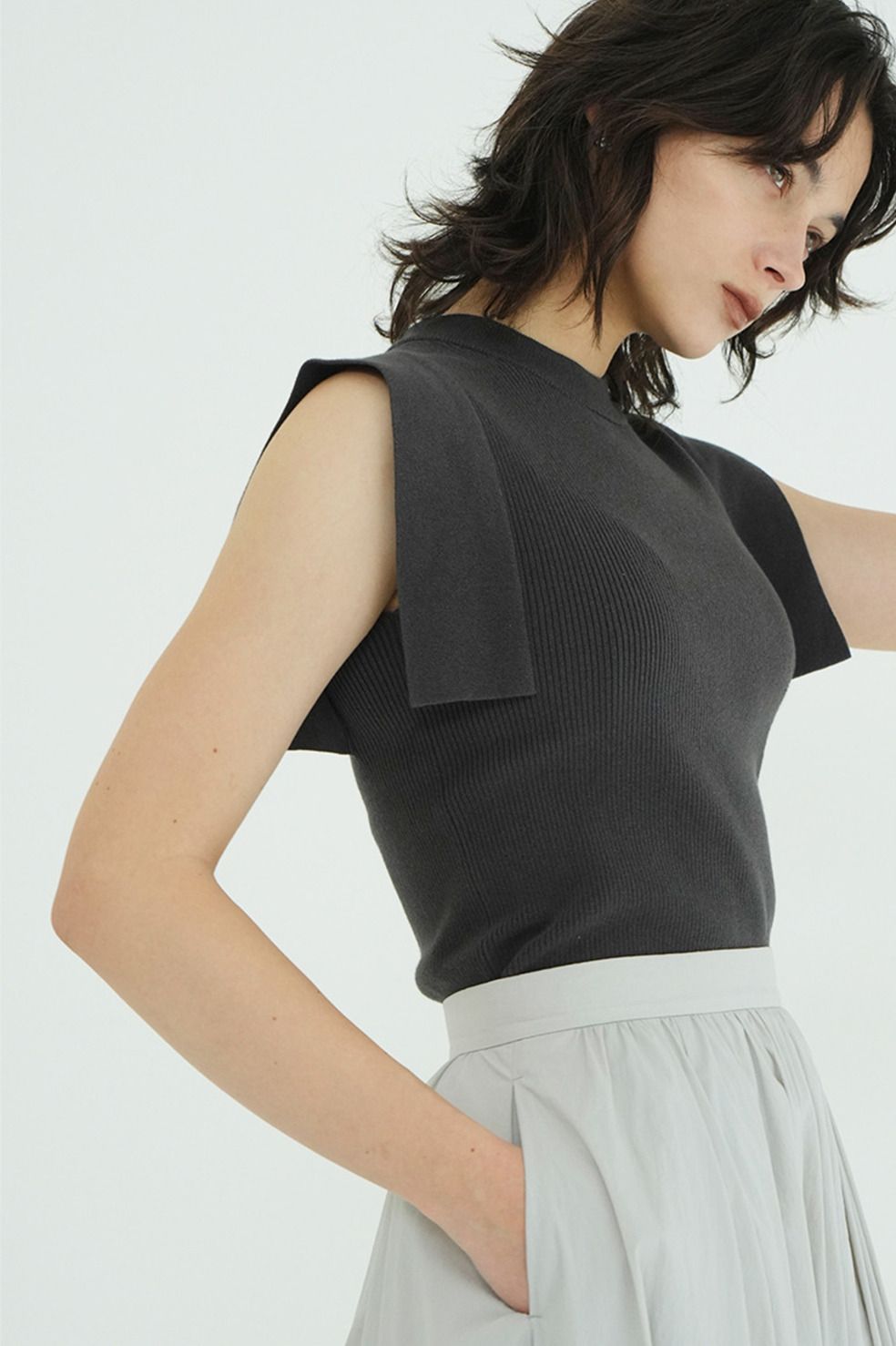 【26SS】 スクエアスリーブニットトップス - SQUARE SLEEVE KNIT TOPS (CHARCOAL GRAY)