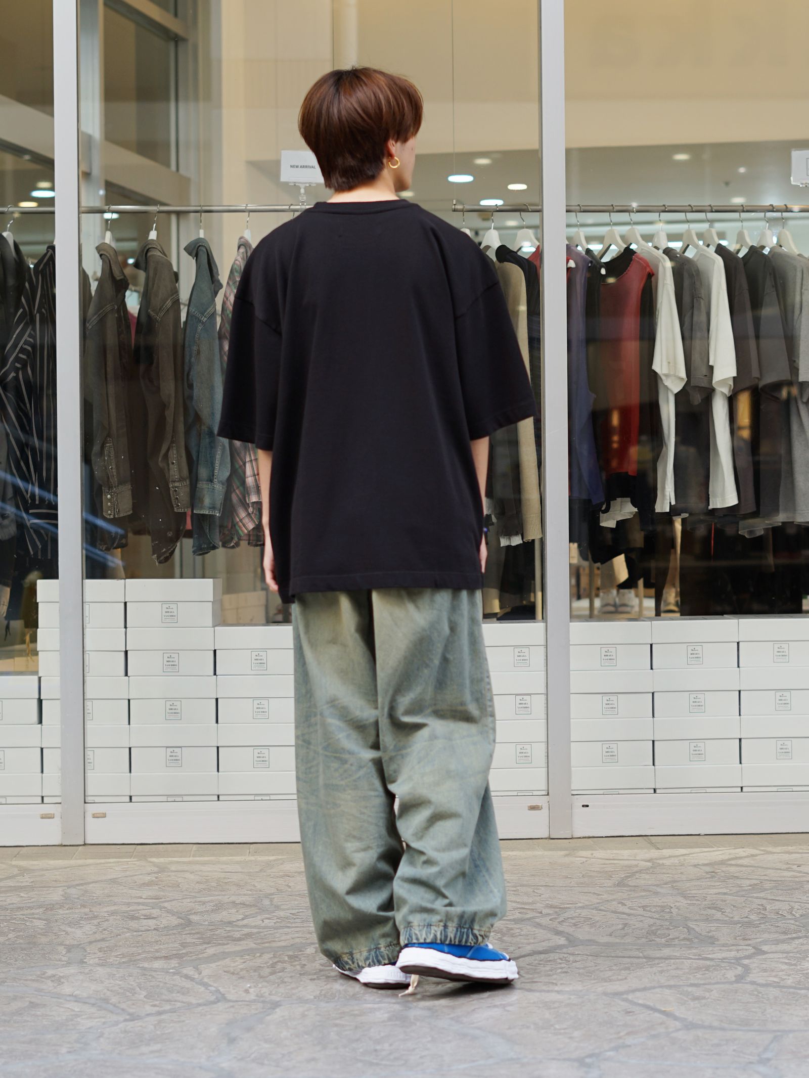 ブルーを差し色に効かせたMIHARAのワントーンスタイル