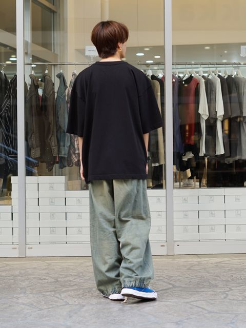 ブルーを差し色に効かせたMIHARAのワントーンスタイル
