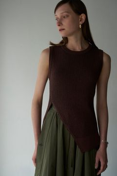 SLANT CUT NO SLEEVE KNIT TOPS - BROWN