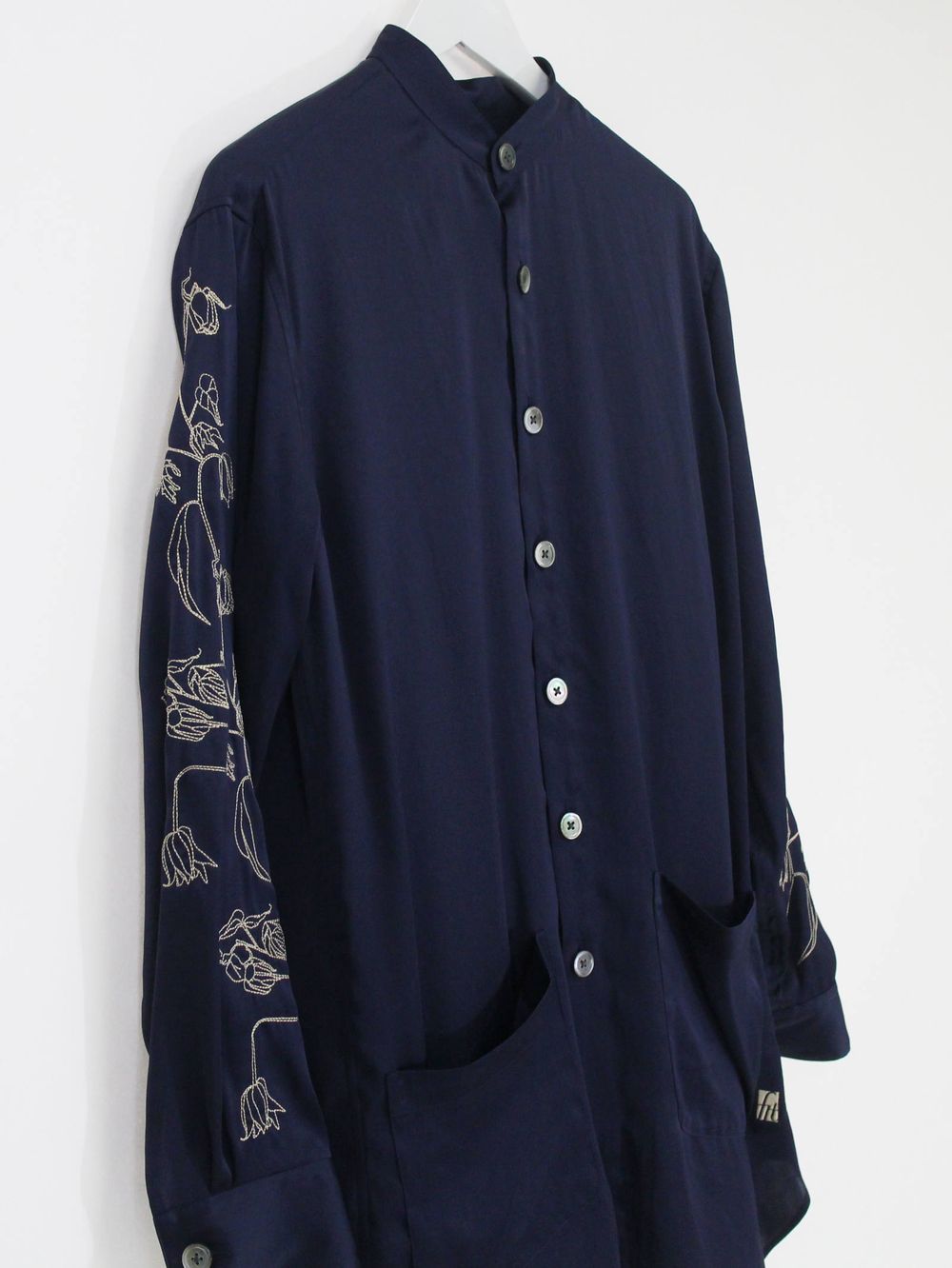 ドラマ『全裸監督』にて満島真之介さん着用”FIT MIHARA YASUHIROの刺繍ロングシャツ”