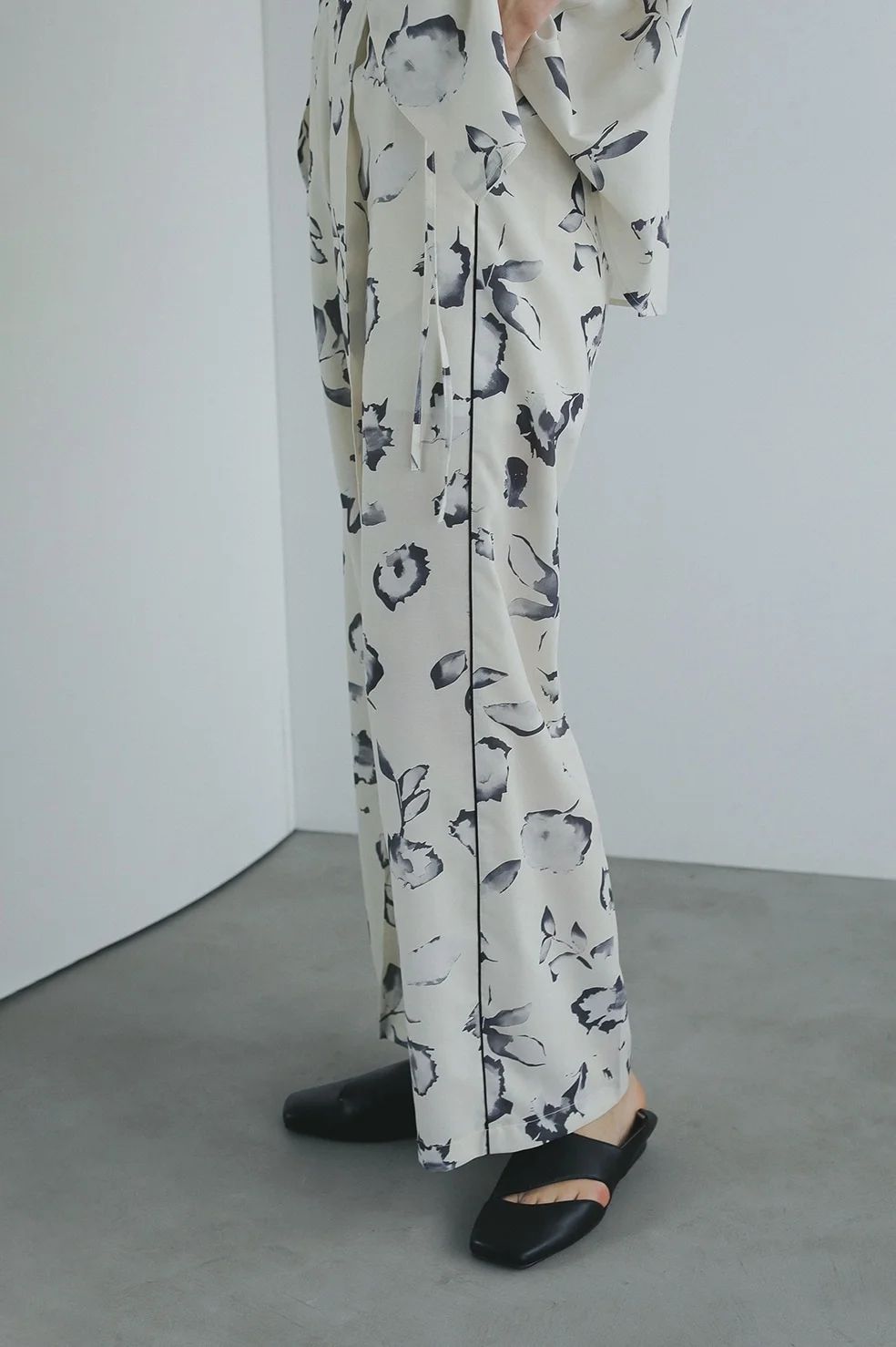 フラワーワイドパンツ - BLURRED FLOWER WIDE PANTS - IVORY