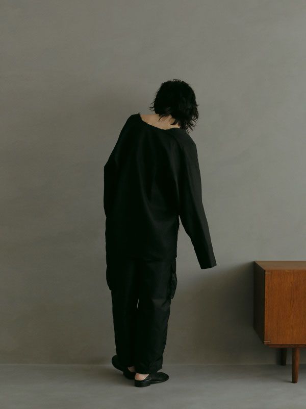 Vネックカットオフブラウス - BLACK