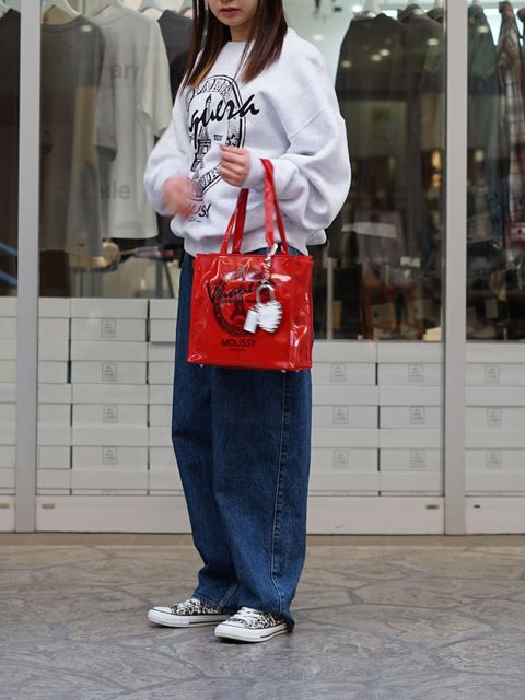 シンプルに映えるマウジーのグラフィックコーデ