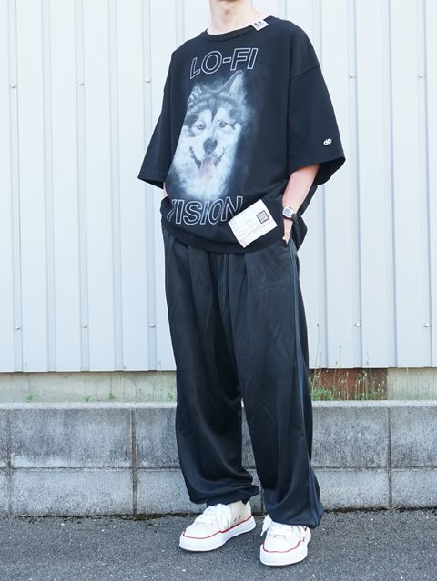 アイコニックなプリントが目を引くミハラヤスヒロのストリートコーデ