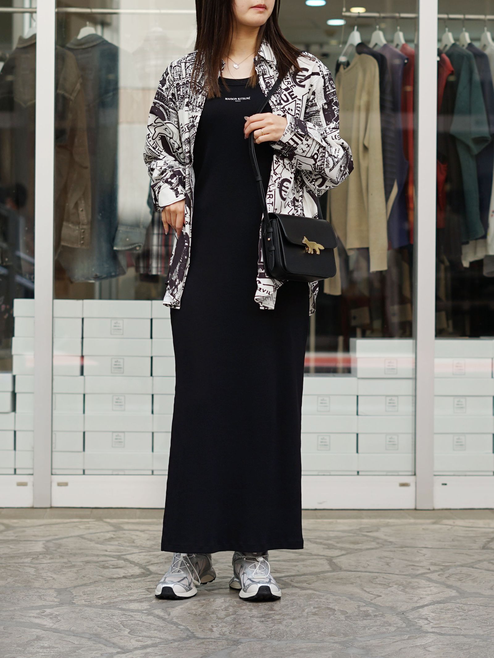 モノトーンで魅せるスメゾンキツネのプリングスタイル