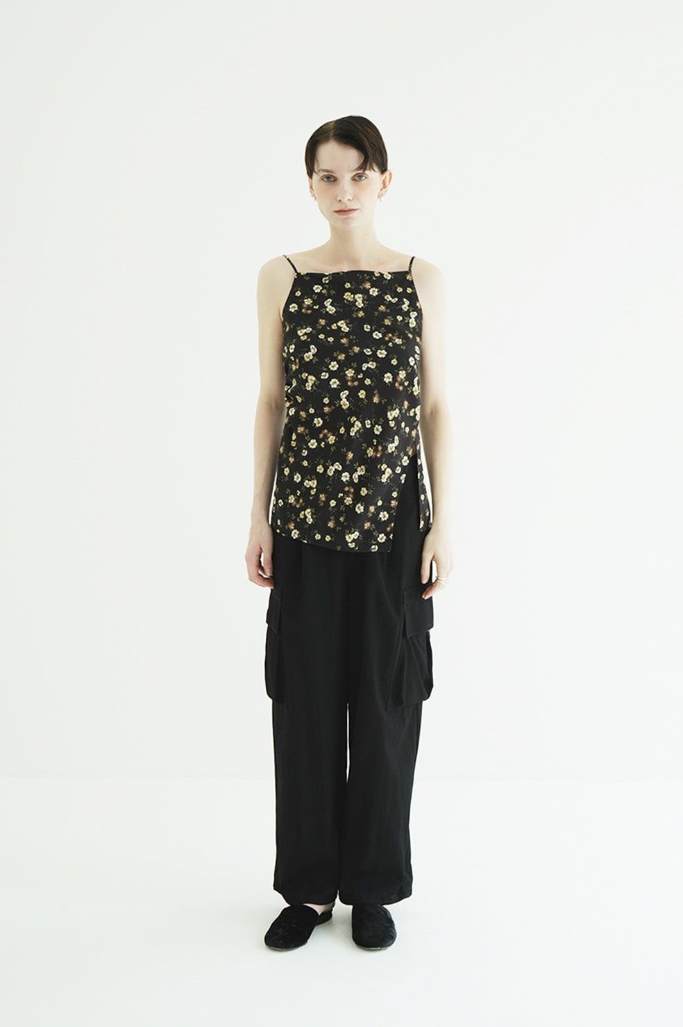 デザインキャミソール。 - MABEL FLOWER DRAPE CAMI TOPS (BLACK)