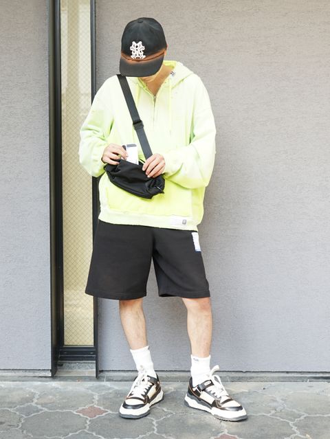 ネオン×ブラックのコントラスト、ミハラの都会派コーデ