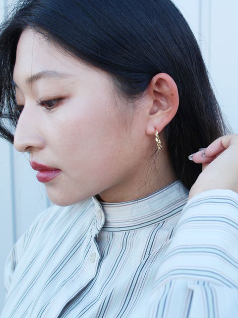 女性らしいスリット入りのトップスはCLANEが気分