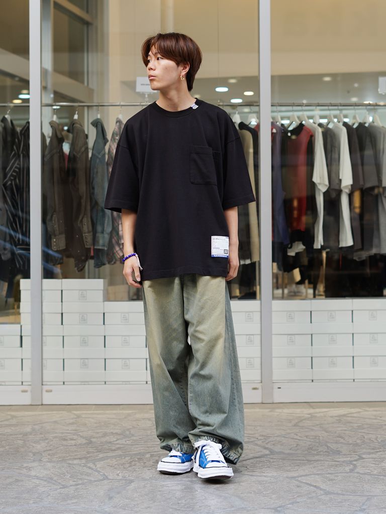 ブルーを差し色に効かせたMIHARAのワントーンスタイル