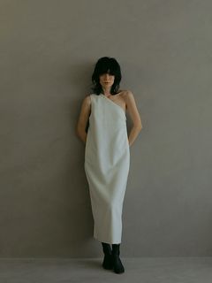 ETREの新作ボアブルゾンはレディなワンピースと