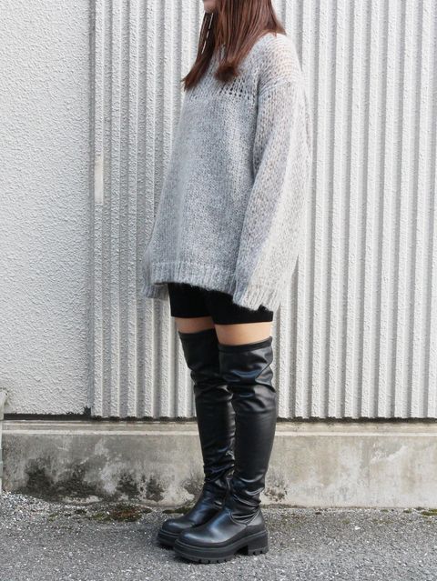 CLANEのニットはショートパンツと合わせてトレンド感をプラス
