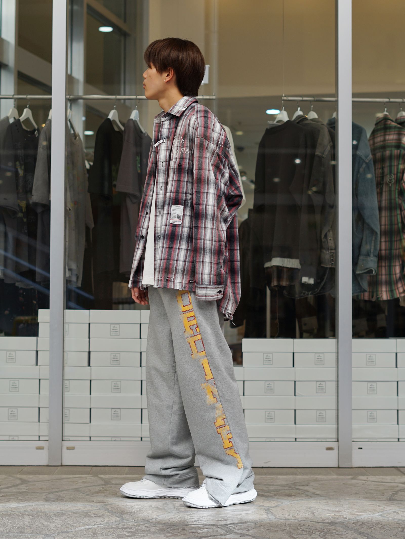 抜け感で魅せるMIHARAのチェックシャツスタイル