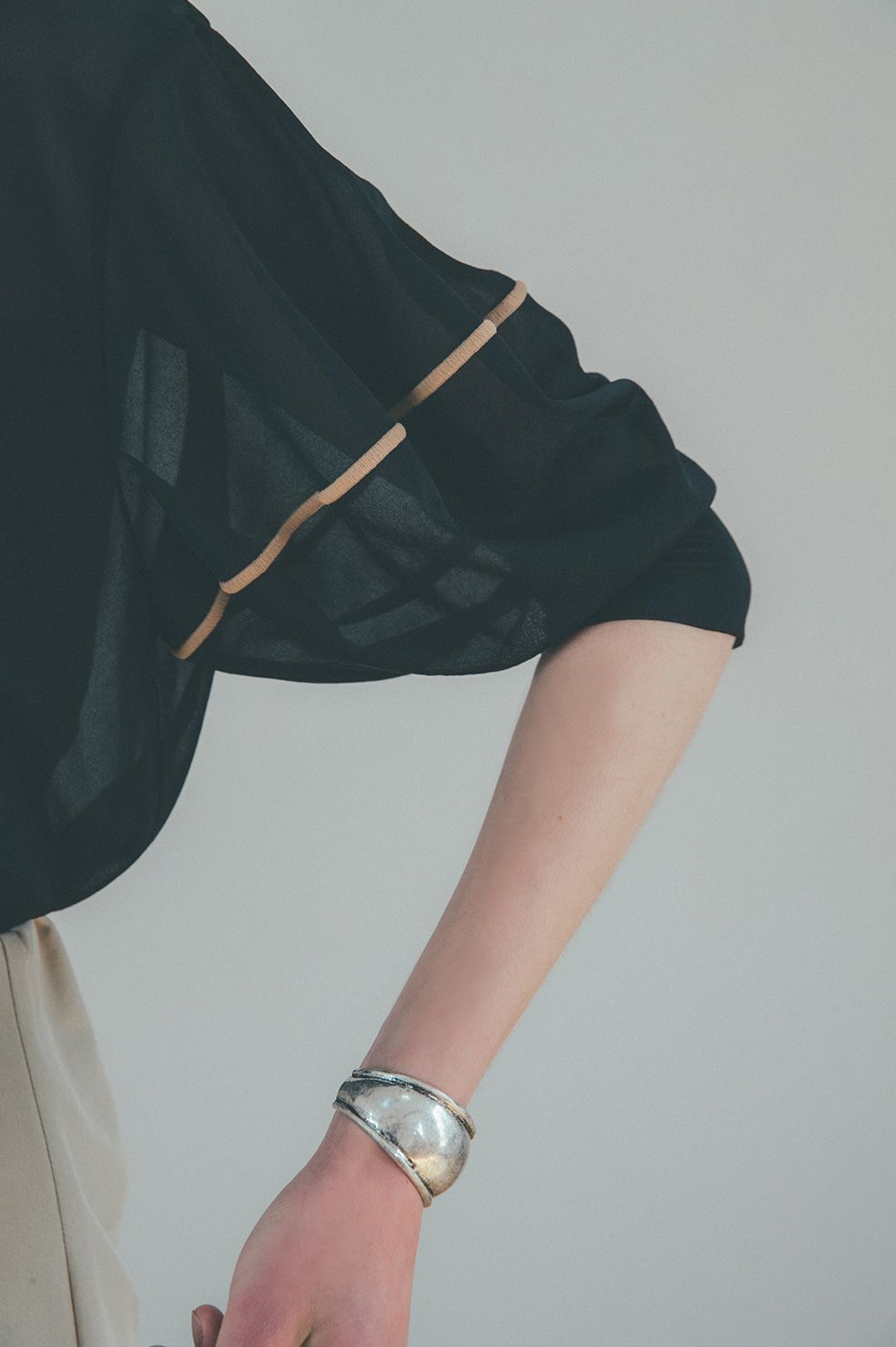 ソリッドスリーブトップス -  SOLID SLEEVE SHEER S/S TOPS BLACK