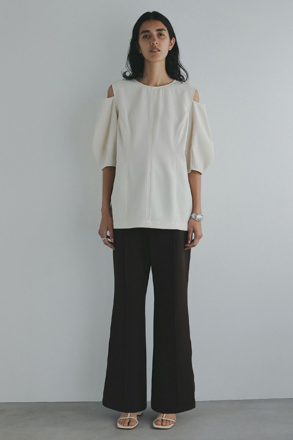 スラッシュショルダートップス - SLASH SHOULDER TOPS - IVORY