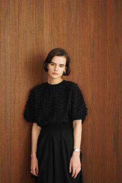 フリンジ アーチ スリーブ ニット トップス - FRINGE ARCH SLEEVE KNIT TOPS- BLACK