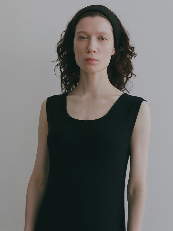 オープンバックスリーブレスニットワンピース（BLACK)