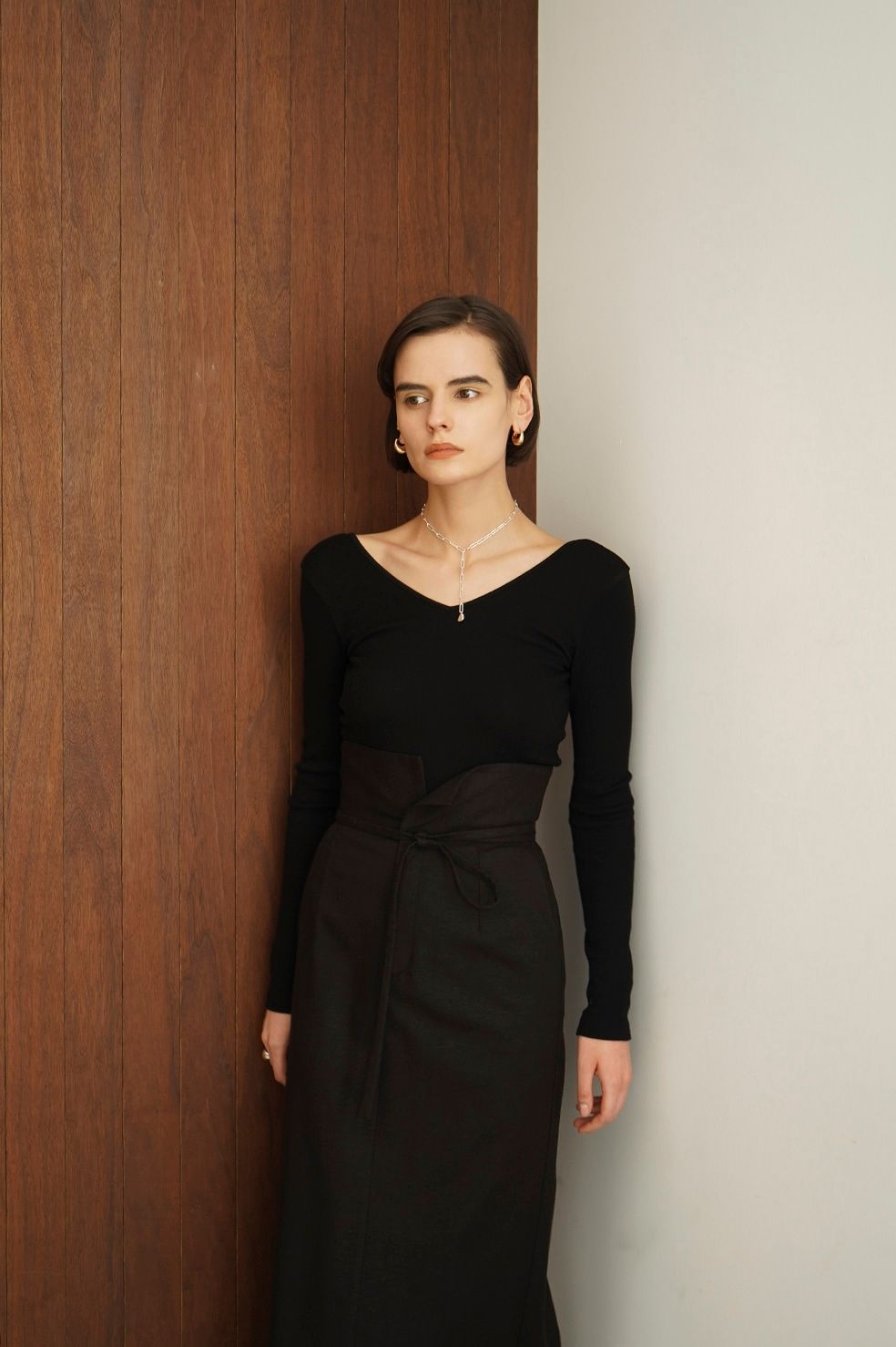ソフト リブ ブイネック トップス - SOFT RIB V NECK TOPS - BLACK
