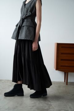 CURVE LINE TIERED SKIRT - BLACK