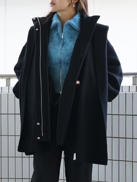 コクーンシルエットが女性らしETREの新作コートスタイル
