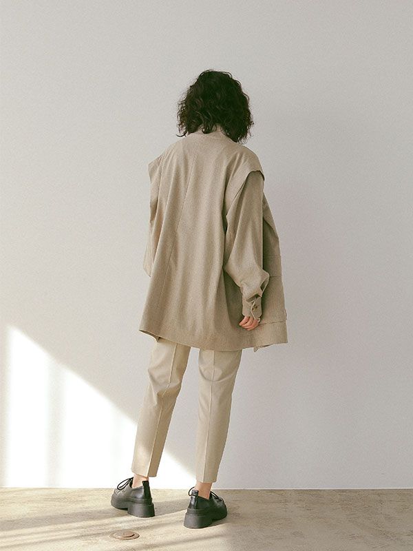 ショルダータックジャケット - BEIGE