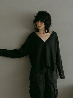 Vネックカットオフブラウス - BLACK