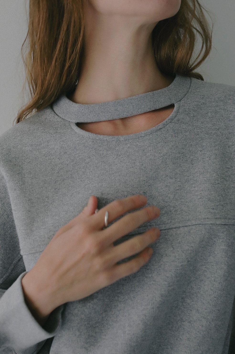 ネックデザインスウェット - MOON SLIT SWEAT TOPS (GREY)