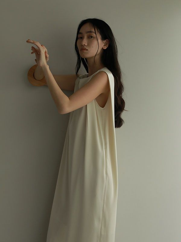 スリーブレスショルダータックサテンワンピース -  BEIGE