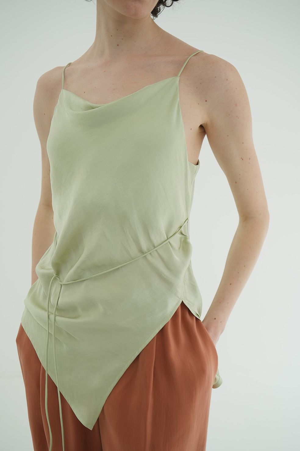 ドレープサテンキャミソール - DRAPE SATIN CAMISOLE TOPS - GREEN