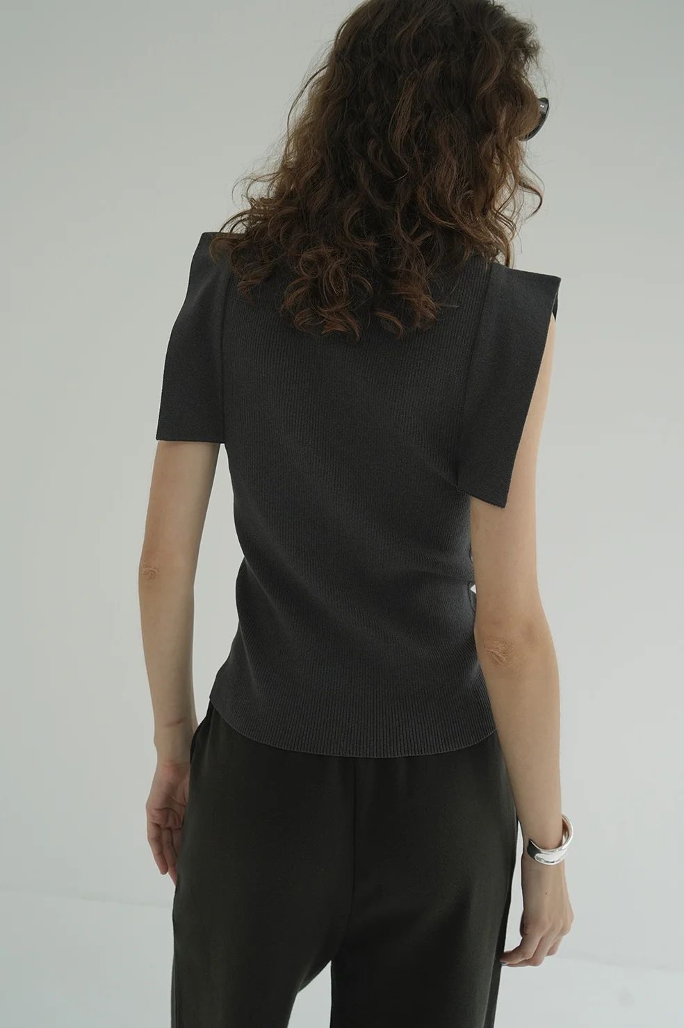 スクエアスリーブニットトップス | SQUARE SLEEVE KNIT TOPS - CHARCOAL GRAY